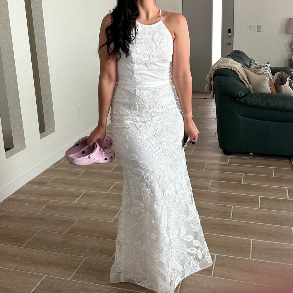 Chic White Floral Maxi Dress